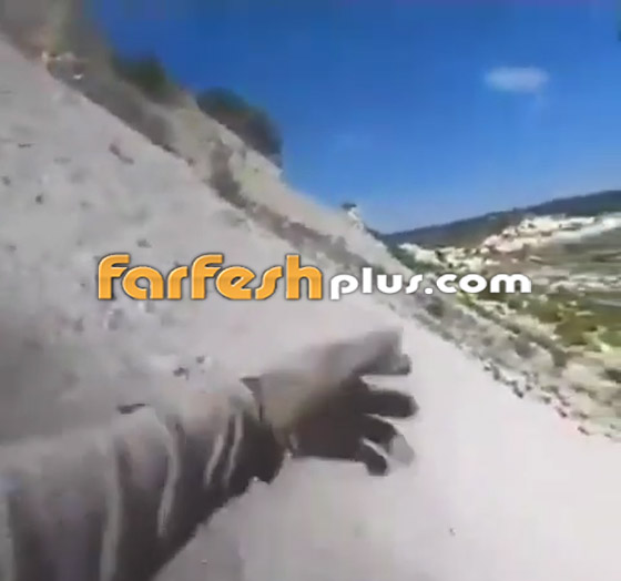 فيديو سقوط راكب دراجة نارية بعد محاولة صعود منحدر صخري والتحليق صورة رقم 7