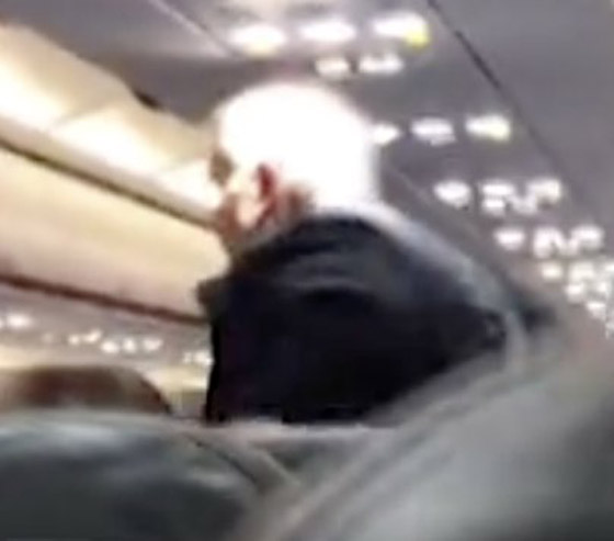 فيديو: زوجة تصفع زوجها أمام ركاب طائرة لرفضه إجراءات السلامة! صورة رقم 1