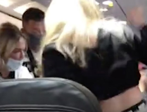 فيديو: زوجة تصفع زوجها أمام ركاب طائرة لرفضه إجراءات السلامة! صورة رقم 2