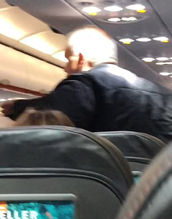 فيديو: زوجة تصفع زوجها أمام ركاب طائرة لرفضه إجراءات السلامة! صورة رقم 4