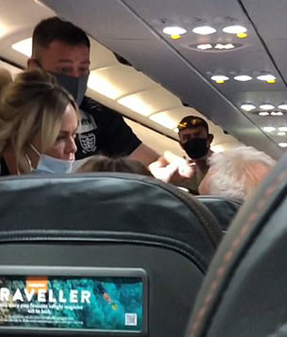فيديو: زوجة تصفع زوجها أمام ركاب طائرة لرفضه إجراءات السلامة! صورة رقم 6