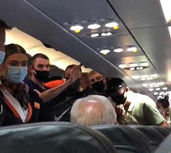 فيديو: زوجة تصفع زوجها أمام ركاب طائرة لرفضه إجراءات السلامة! صورة رقم 7