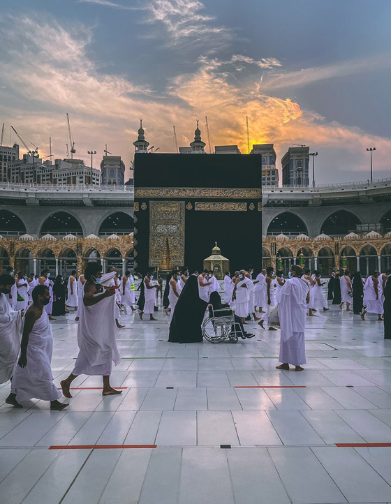 فيديو وصور: أول وفد من الخارج يؤدي مناسك العمرة بعد إغلاق كورونا صورة رقم 1