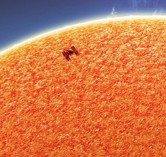 صورة مذهلة ومميزة ترصد لحظة مرور محطة الفضاء الدولية أمام الشمس صورة رقم 2