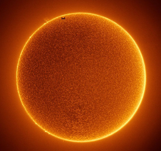 صورة مذهلة ومميزة ترصد لحظة مرور محطة الفضاء الدولية أمام الشمس صورة رقم 3