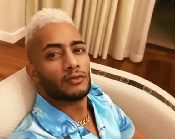 شاهد.. معجبة تحتضن محمد رمضان وتنهار من البكاء! صورة رقم 5