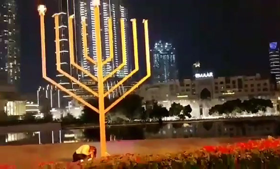 mosalsalatpro.com > موقع مسلسلات برو - دبي: إضاءة شمعدان ضخم أمام برج خليفة  بمناسبة عيد الأنوار اليهودي