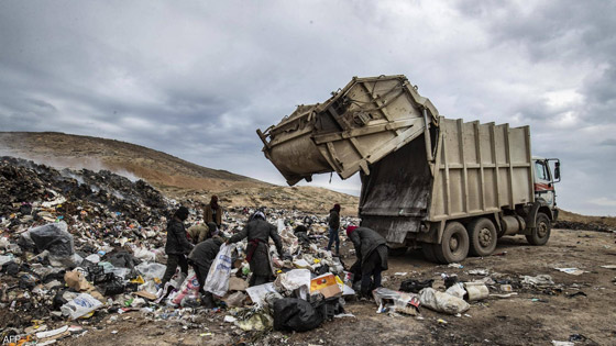 بالصور.. أكوام القمامة مصدر العيش في شمال سوريا صورة رقم 1