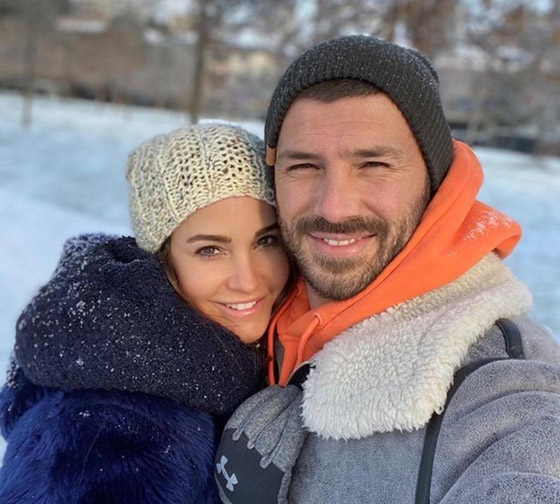 صور رومانسية وأخرى عائلية لطيفة لأشهر نجوم تركيا يلعبون في الثلج صورة رقم 15