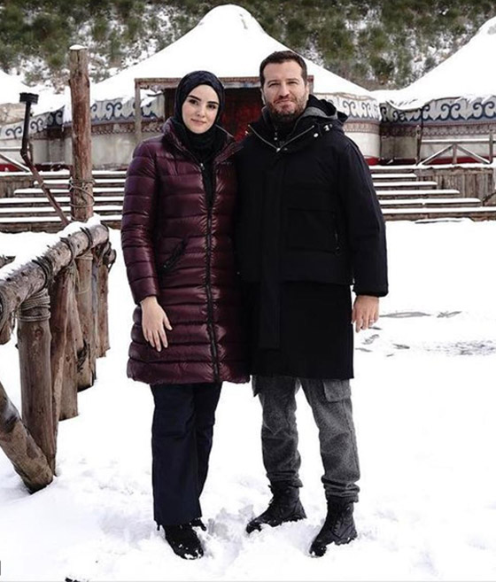 صور رومانسية وأخرى عائلية لطيفة لأشهر نجوم تركيا يلعبون في الثلج صورة رقم 19