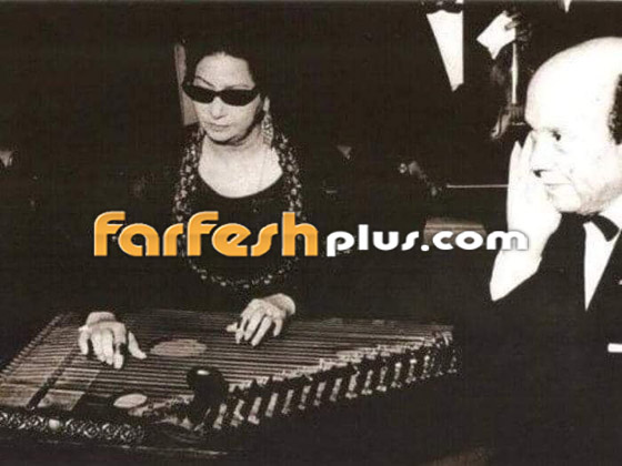 صور نادرة: أم كلثوم تخضع لأنامل مصفف الشعر وخبير المكياج قبل صعودها للمسرح صورة رقم 4