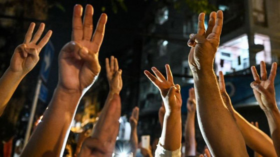 الآلاف يتظاهرون في ميانمار احتجاجا على الانقلاب العسكري صورة رقم 1