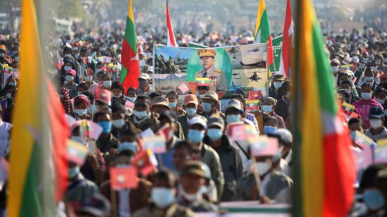 الآلاف يتظاهرون في ميانمار احتجاجا على الانقلاب العسكري صورة رقم 3