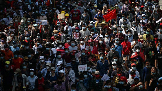 قطع الإنترنت لم يمنع عشرات الآلاف من التظاهر ضد الانقلاب العسكري في ميانمار صورة رقم 7