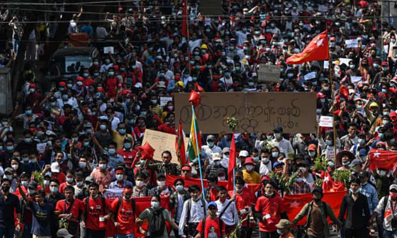 قطع الإنترنت لم يمنع عشرات الآلاف من التظاهر ضد الانقلاب العسكري في ميانمار صورة رقم 2