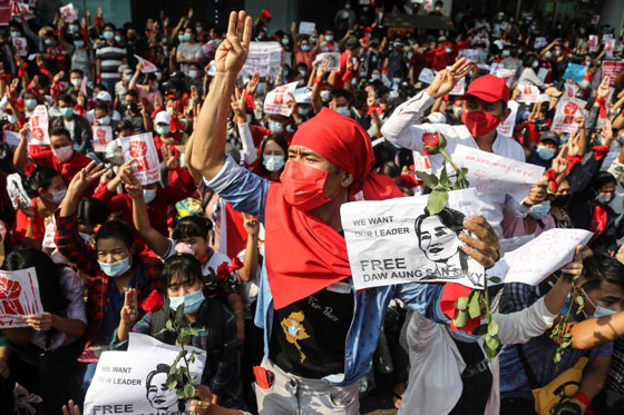 قطع الإنترنت لم يمنع عشرات الآلاف من التظاهر ضد الانقلاب العسكري في ميانمار صورة رقم 1