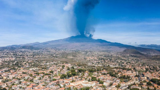 اندلاع بركان جبل إتنا يضيء سماء صقلية ليلا صورة رقم 3