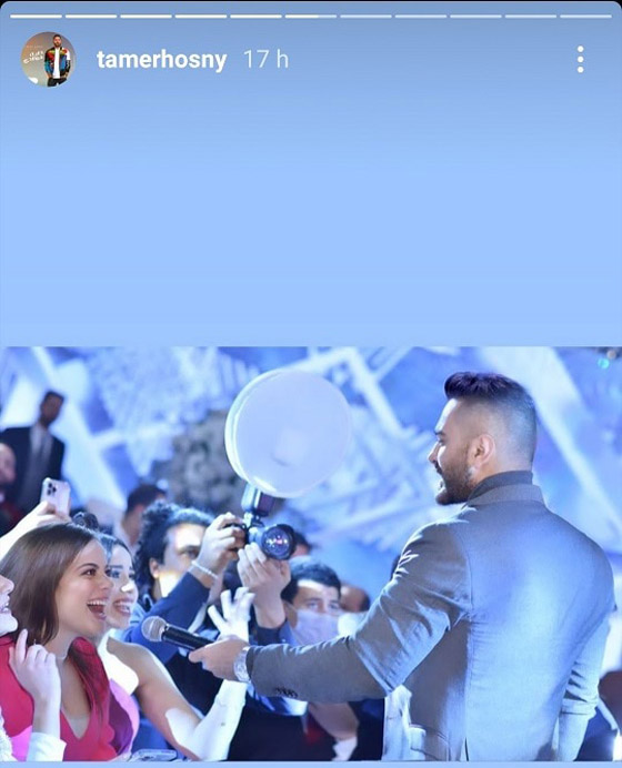 تامر حسني يتشارك الغناء مع إحدى معجباته.. ويظهر مع شقيقه -فيديو صورة رقم 4