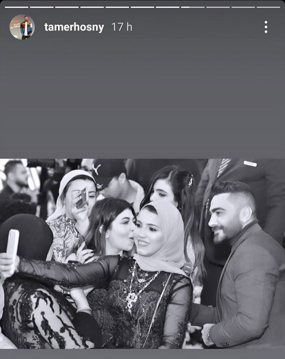 تامر حسني يتشارك الغناء مع إحدى معجباته.. ويظهر مع شقيقه -فيديو صورة رقم 3