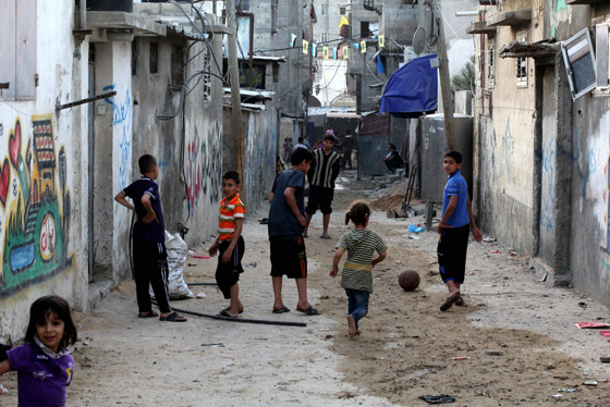 لجأوا إلى المخيمات.. لبنانيون ينتقلون للعيش في مخيمات اللاجئين الفلسطينيين  صورة رقم 1