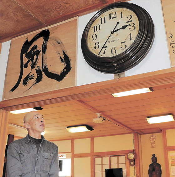 ساعة أثرية يابانية توقفت بسبب زلزال تعود للعمل فجأة بعد 10 سنوات صورة رقم 1