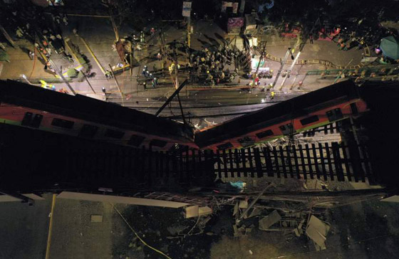 سقوط قطار على السيارات.. قتلى وجرحى بانهيار جسر معلق بالمكسيك! صورة رقم 22