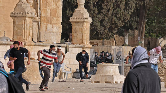 فيديوهات صادمة: بعد اقتحام شرطة إسرائيل للمسجد الأقصى، مستوطن يدهس مصلين ويقول: هم رجموني بالحجارة صورة رقم 10