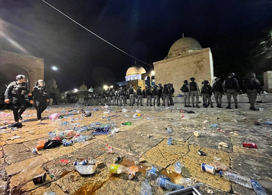 فيديوهات صادمة: بعد اقتحام شرطة إسرائيل للمسجد الأقصى، مستوطن يدهس مصلين ويقول: هم رجموني بالحجارة صورة رقم 12