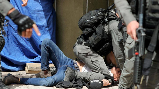 فيديوهات صادمة: بعد اقتحام شرطة إسرائيل للمسجد الأقصى، مستوطن يدهس مصلين ويقول: هم رجموني بالحجارة صورة رقم 18