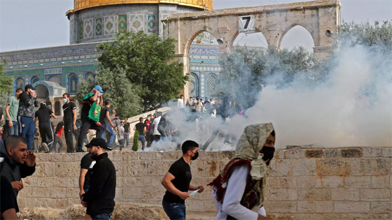فيديوهات صادمة: بعد اقتحام شرطة إسرائيل للمسجد الأقصى، مستوطن يدهس مصلين ويقول: هم رجموني بالحجارة صورة رقم 20