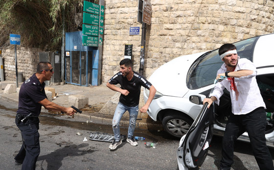 فيديوهات صادمة: بعد اقتحام شرطة إسرائيل للمسجد الأقصى، مستوطن يدهس مصلين ويقول: هم رجموني بالحجارة صورة رقم 3