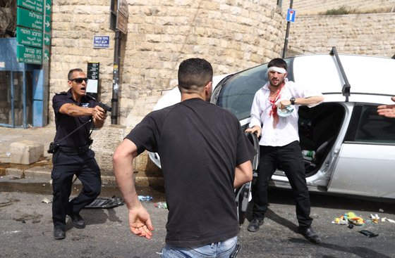 فيديوهات صادمة: بعد اقتحام شرطة إسرائيل للمسجد الأقصى، مستوطن يدهس مصلين ويقول: هم رجموني بالحجارة صورة رقم 4