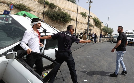 فيديوهات صادمة: بعد اقتحام شرطة إسرائيل للمسجد الأقصى، مستوطن يدهس مصلين ويقول: هم رجموني بالحجارة صورة رقم 5