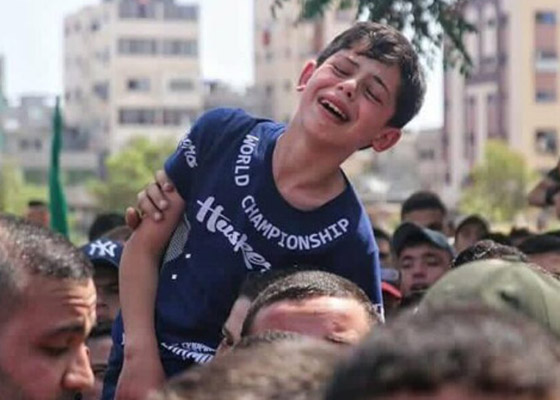 فيديو مؤثر لطفل فلسطيني يبكي ويوّدع والده الذي قُتل بقصف إسرائيلي! صورة رقم 2
