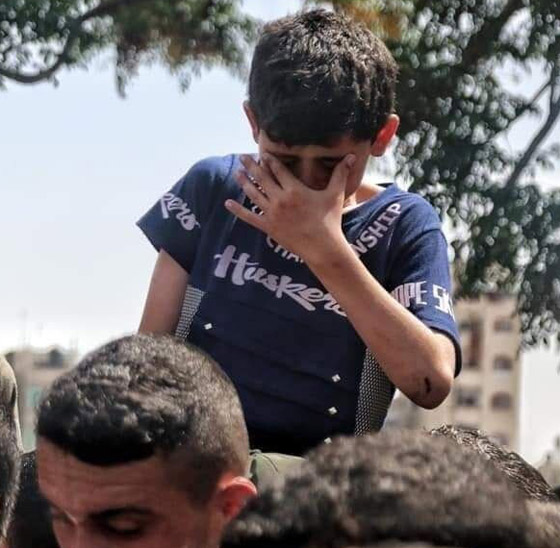 فيديو مؤثر لطفل فلسطيني يبكي ويوّدع والده الذي قُتل بقصف إسرائيلي! صورة رقم 4
