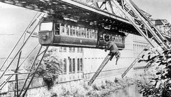 عام 1901.. شيّدت ألمانيا أول قطار طائر معلّق في العالم صورة رقم 6