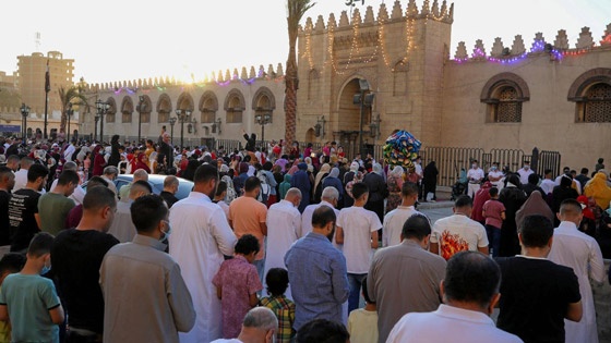 بالصور: المسلمون يؤدون صلاة عيد الفطر حول العالم صورة رقم 4