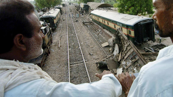 بالفيديو والصور.. عشرات القتلى في حادث تصادم قطارين بباكستان صورة رقم 9