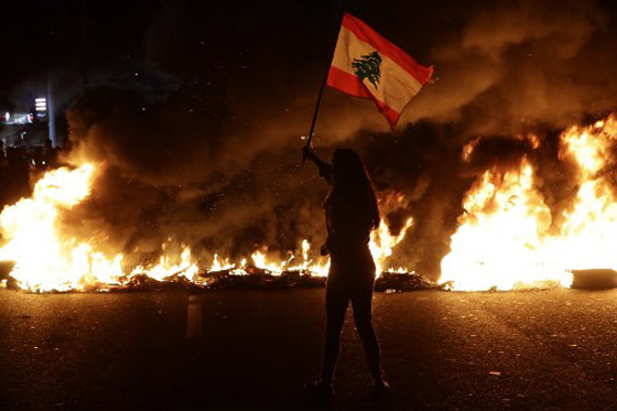 إضراب عام في لبنان واحتجاجات غاضبة.. الأزمة تُخرج العمال للشوارع ومطالب بحكومة إنقاذ صورة رقم 1