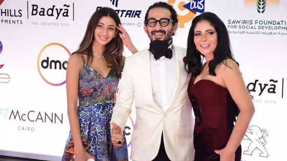 أحمد حلمي يرقص ويغني مع ابنته لي لي على 