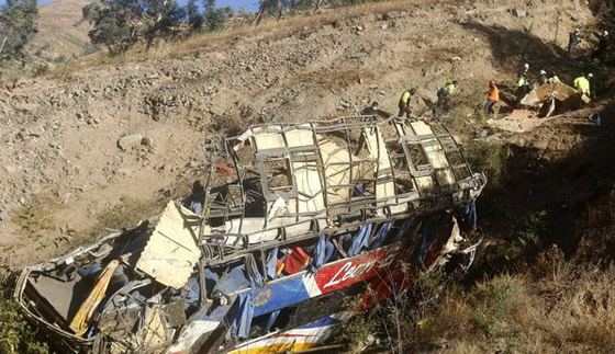 فيديو الحادث المرعب.. 32 قتيلا وعشرات الجرحى إثر سقوط حافلة في واد صورة رقم 3