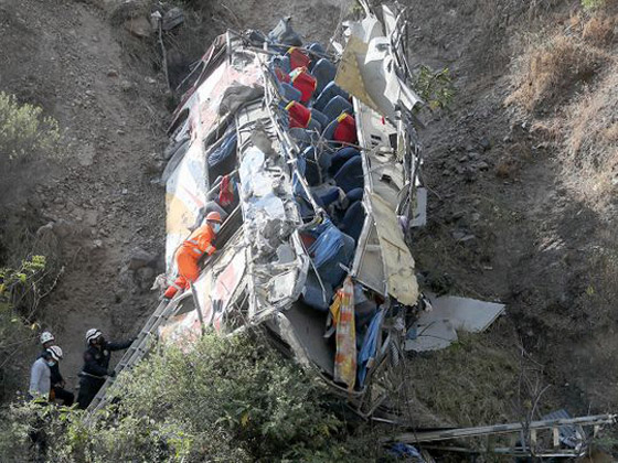 فيديو الحادث المرعب.. 32 قتيلا وعشرات الجرحى إثر سقوط حافلة في واد صورة رقم 7