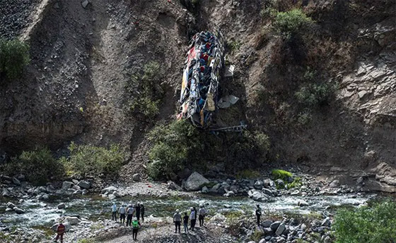 فيديو الحادث المرعب.. 32 قتيلا وعشرات الجرحى إثر سقوط حافلة في واد صورة رقم 10