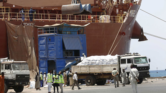 بوادر أزمة كبيرة في السودان.. محتجون يغلقون ميناء بوتسودان صورة رقم 2