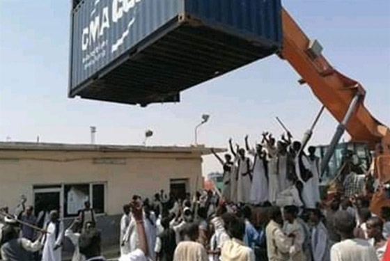 بوادر أزمة كبيرة في السودان.. محتجون يغلقون ميناء بوتسودان صورة رقم 3