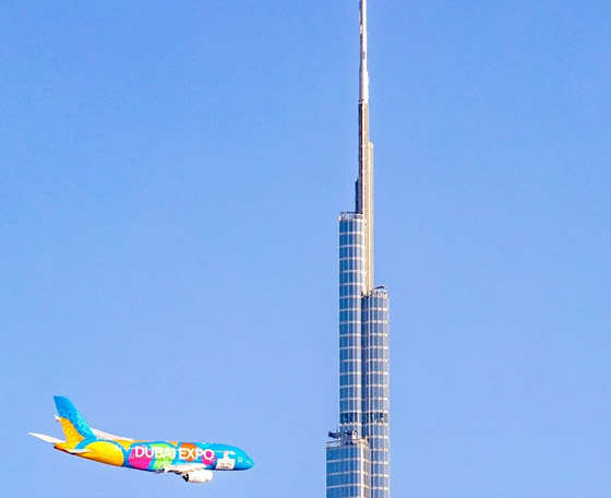 بالصور.. سماء دبي تتزين بطائرة 