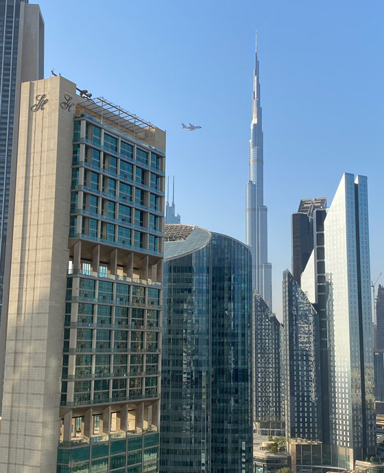 بالصور.. سماء دبي تتزين بطائرة 