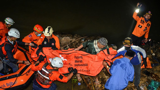 نزهة مدرسية تتحول لمأساة.. غرق 11 طفلا في نهر في إندونيسيا صورة رقم 1