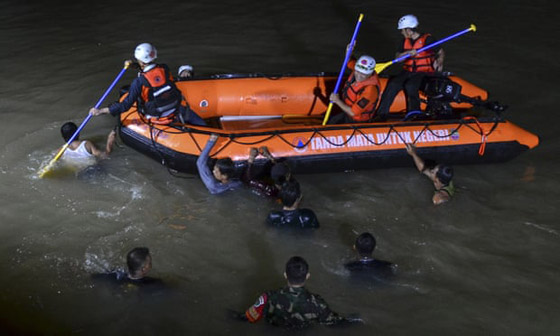 نزهة مدرسية تتحول لمأساة.. غرق 11 طفلا في نهر في إندونيسيا صورة رقم 5
