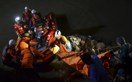 نزهة مدرسية تتحول لمأساة.. غرق 11 طفلا في نهر في إندونيسيا صورة رقم 6